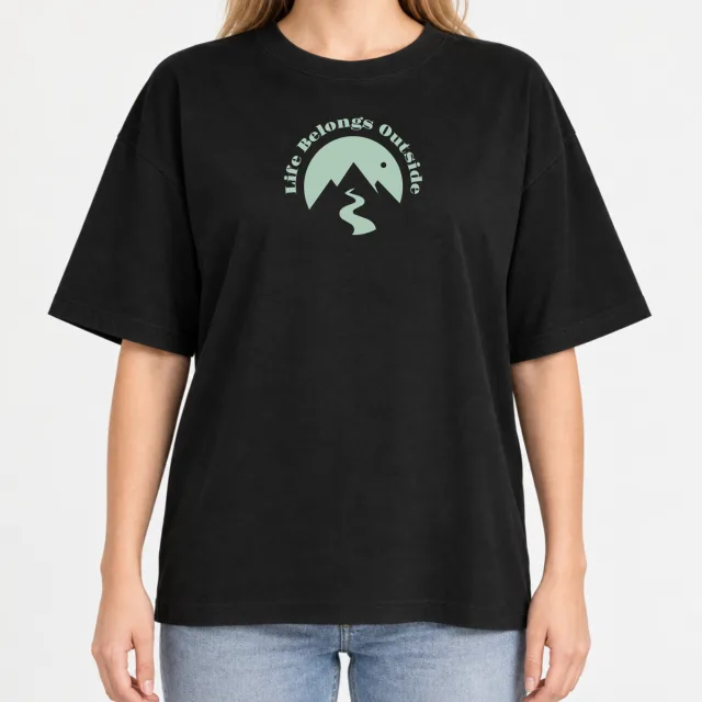 Women´s Boxy Oversized T-Shirt – Life Belongs Outside – Deep Black